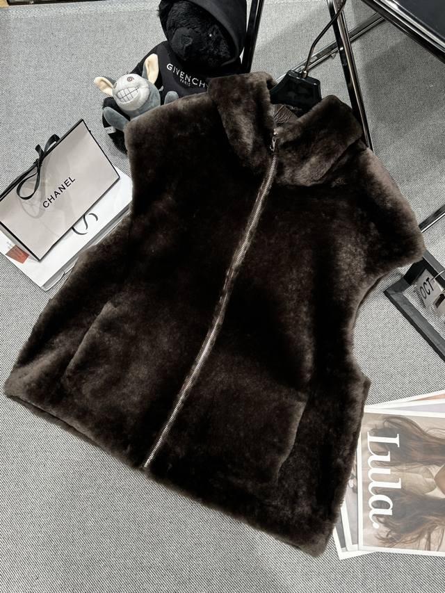 Celine* 2025 Autumn/Winter New Hooded Fur-lined Vest, made of Merino fur, with a