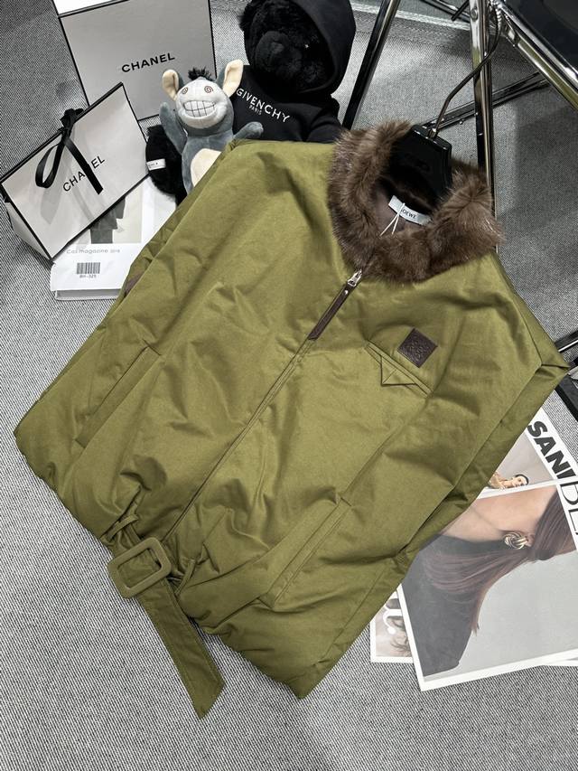 Loew* 2025 Autumn/Winter New Style Mink Collar Down Vest. Features imported Dani