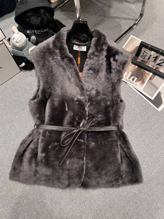 Herme* 2025 Autumn/Winter New Style Fur-lined Vest, featuring a small V-neck des