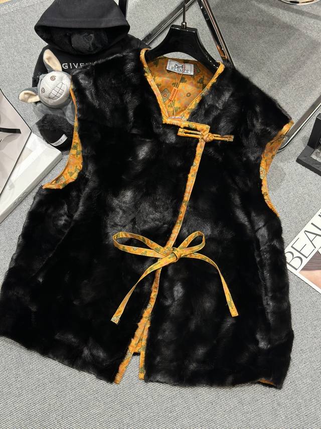 Herme* 2025 Autumn/Winter New Mink Vest, made with imported Danish mink fur, fea