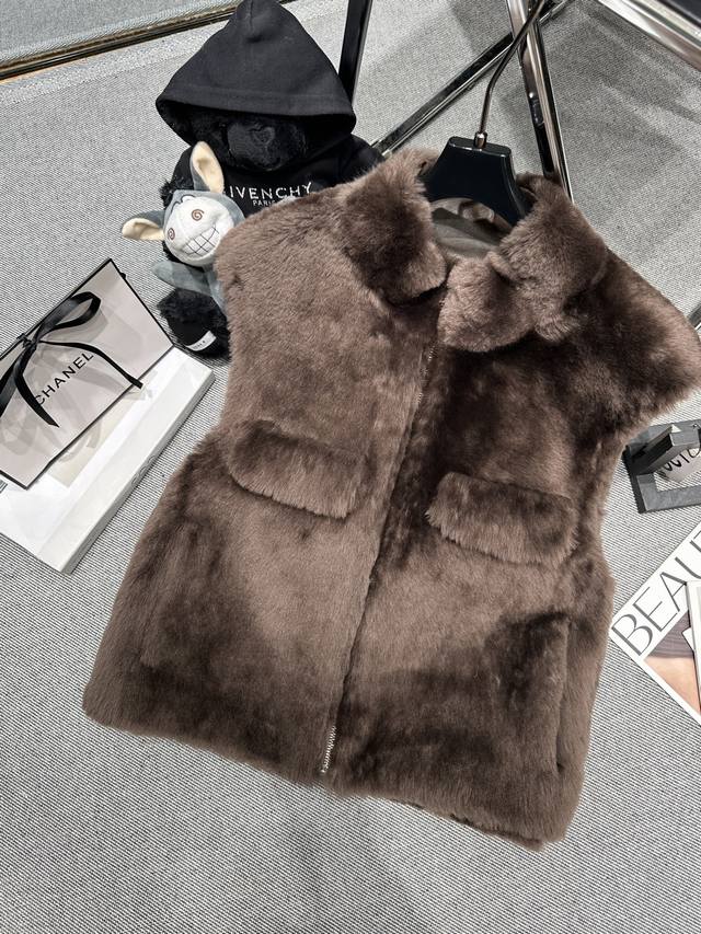 Fend* 2025 Autumn/Winter New Style Shearling Vest. Features a lapel design and s