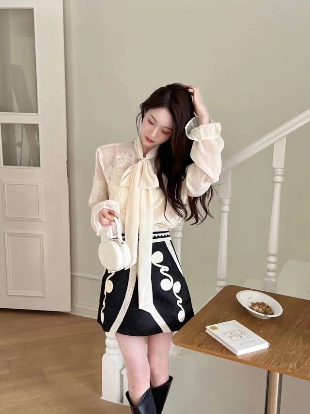 New designer handmade floral embroidered midi skirt, high-quality fit, absolutel