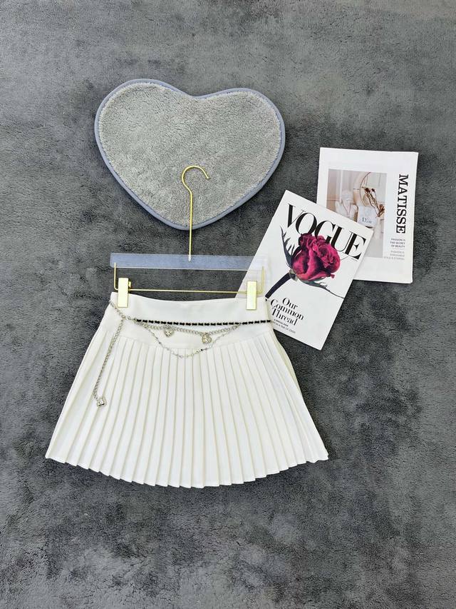 New Niche Design Pleated Mini Skirt p, paired with a stylish waist chain, absolu