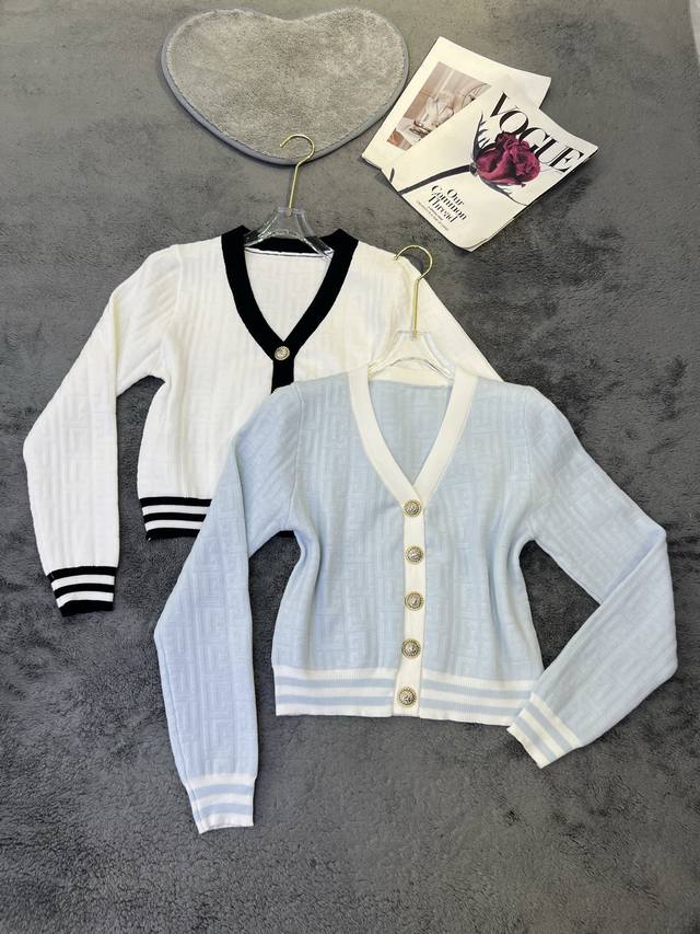 New Arrival Designer V-neck Metal Buckle Cuff Color Block Long-sleeved Sweater B