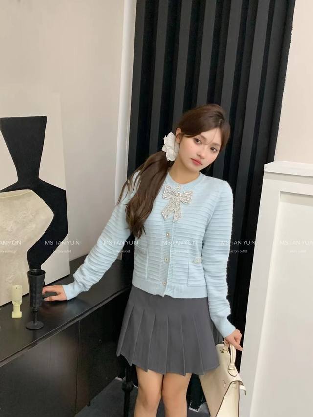 Designer Rhinestone 3D Bow Sweater Smlp DDD