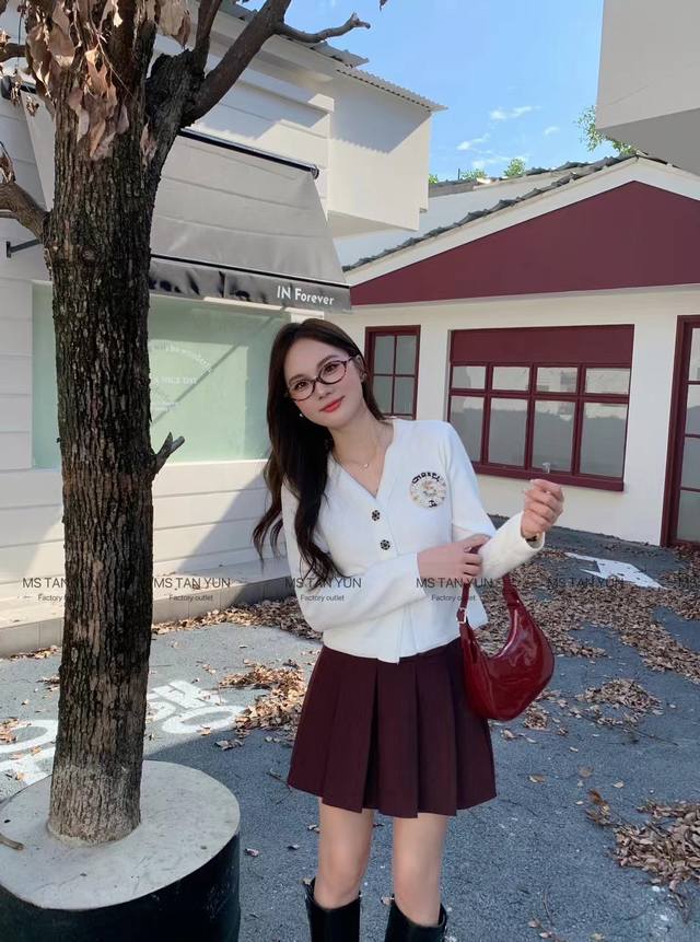 Chanel-style V-neck rhinestone sweater Smlp DDD