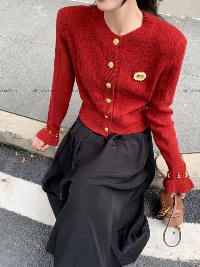 Designer Chanel-style sweater with gold buttons, a versatile piece Smlp DDD