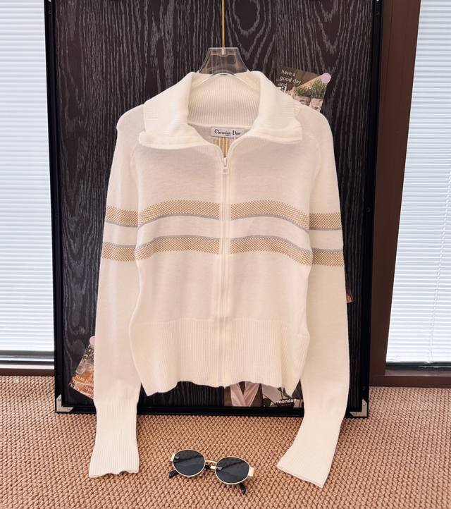 Product Name: Dio* Limited Edition Platinum Lucky Star Letter Jacquard Zipper C