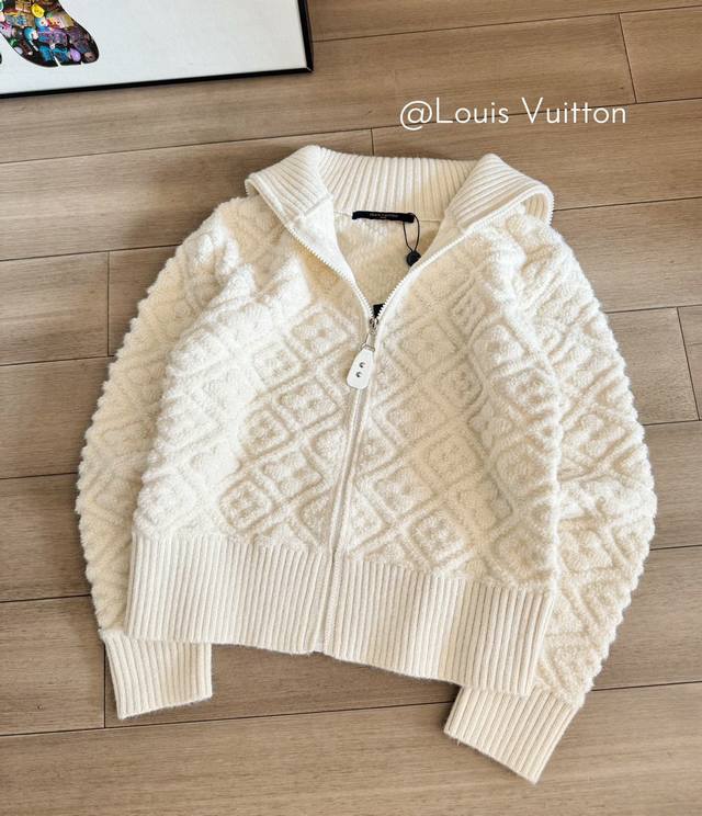 Product Name: 1V 3D Embossed Logo Zipper Knit Cardigan Size: M L Color: White L