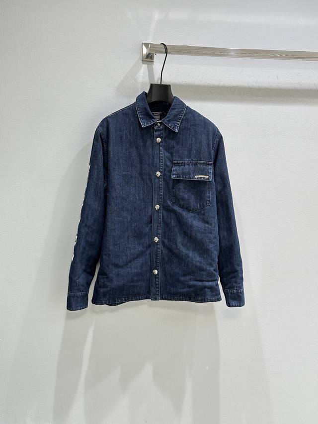 25Ss New Autumn/Winter Arrival! This denim shirt features a deep blue wash and a