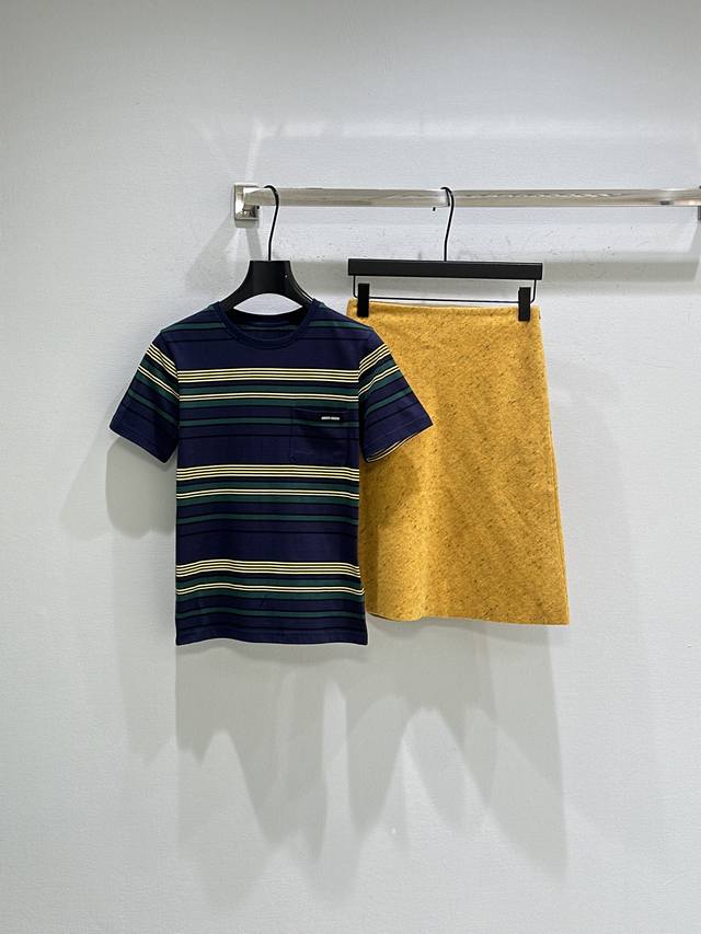 25Ss Autumn New Arrival! This flowing, elegant skirt showcases Miu's dialogue wi