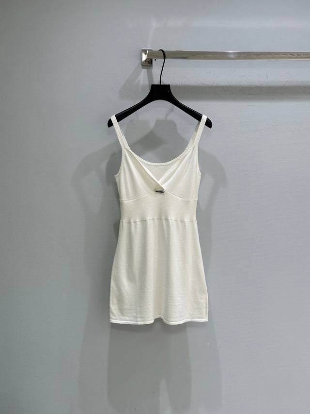 25Ss Autumn/Winter New Arrival! The creamy white knit material is soft and skin-