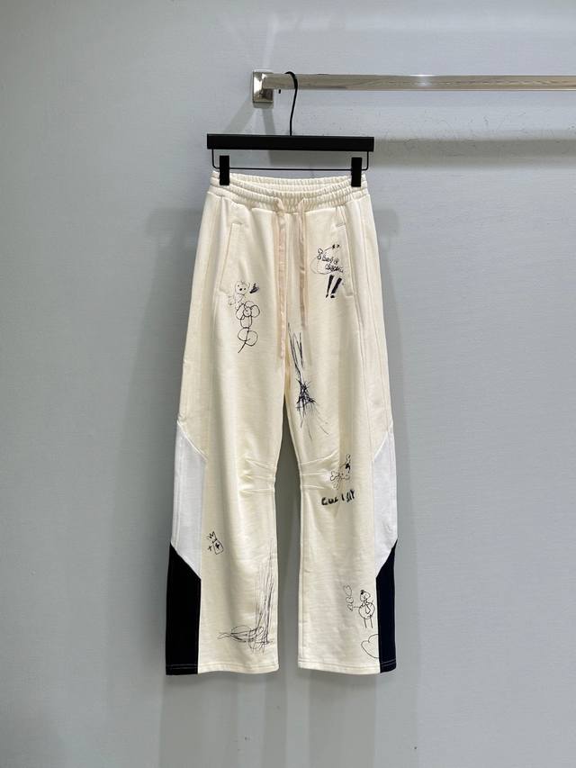 25Ss Autumn New Arrival! This tracksuit features a minimalist white base with bo