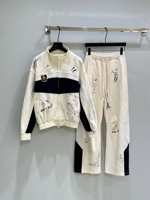 25Ss Autumn New Arrival! This tracksuit features a minimalist white base with bo