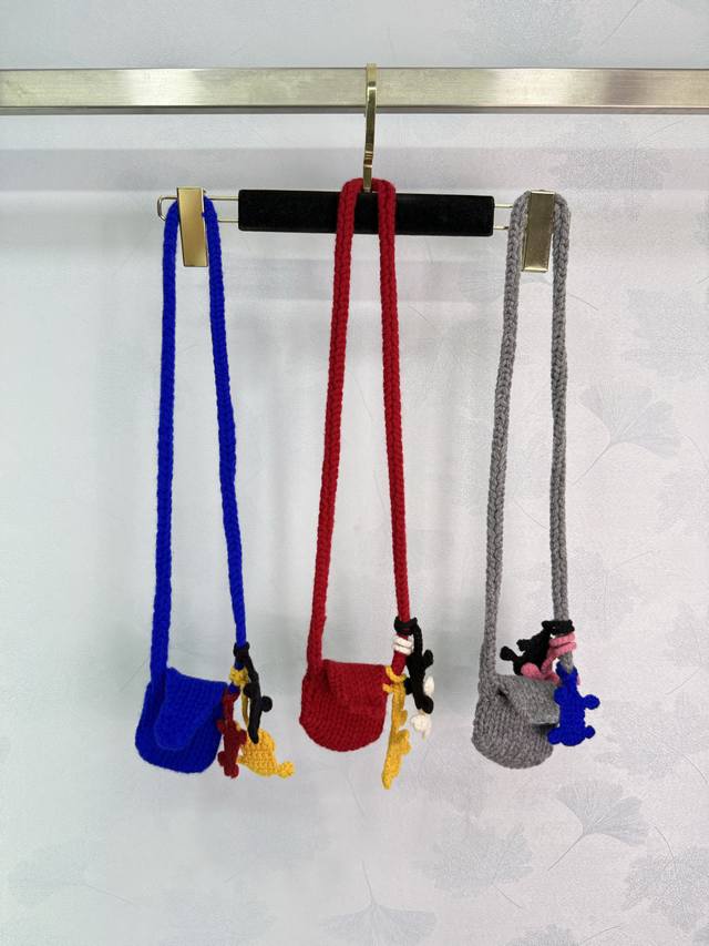 Handmade woven cartoon crossbody bag, made of colorful yarn, with cartoon anima