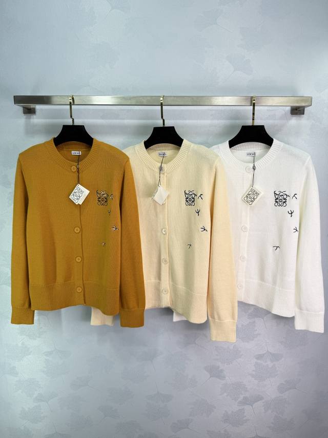 Loew* This knitted cardigan is made of high-quality wool, soft and warm, super c