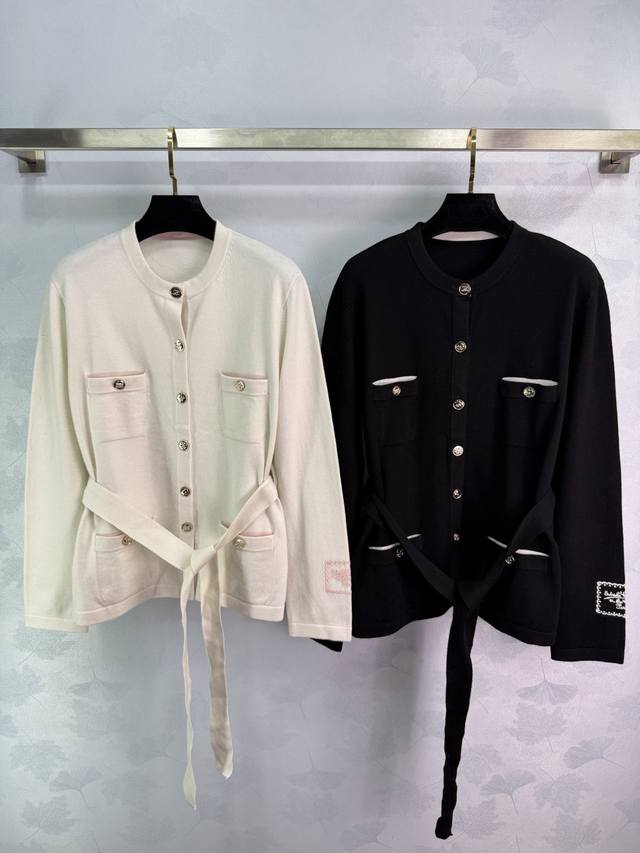 Chane* This Chane style piece features a minimalist design, available in black a