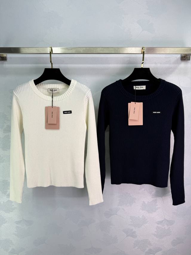 Miu*25 Early Autumn New Round Neck Knit Sweater with Logo Design on Chest, Slim