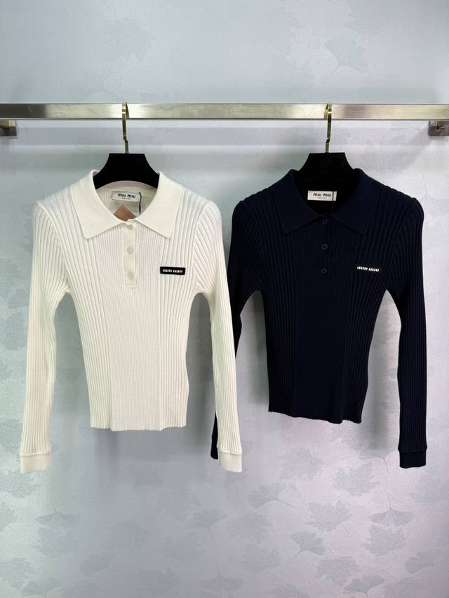 Miu*25 Early Autumn New Polo Collar Knit Sweater with Logo Design on Chest, Slim