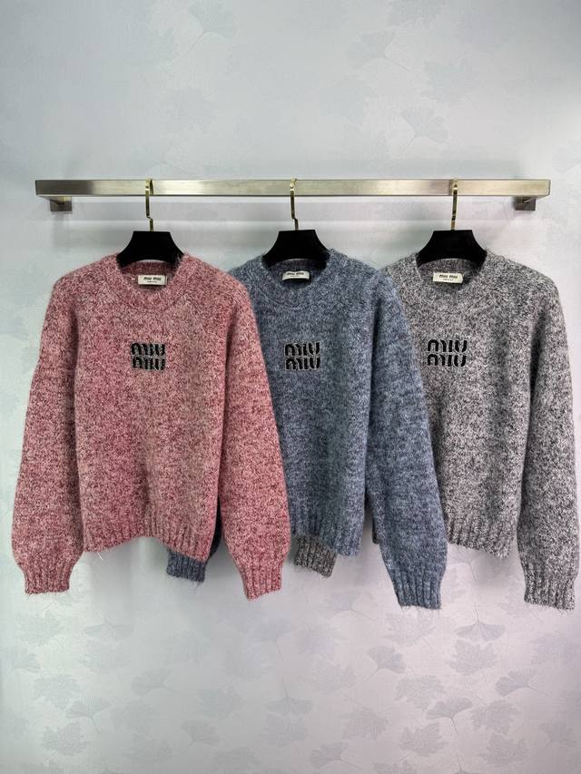 Miu*25 Autumn/Winter New Crew Neck Sweater. Made with imported cashmere blend fa