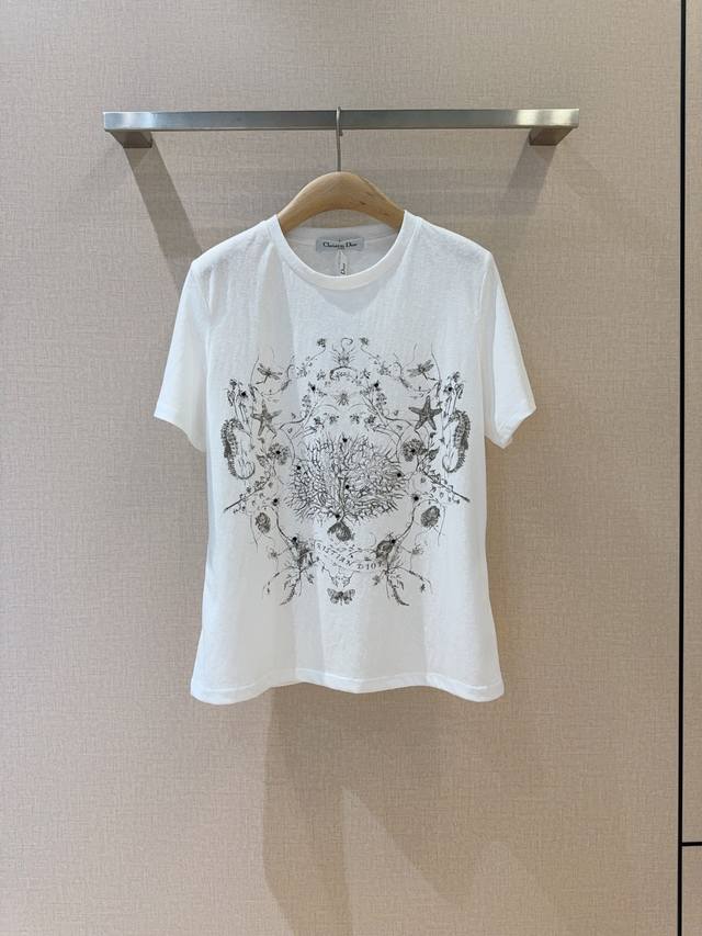 Dio*R Studded Sketch Print Versatile T-Shirt Printed Crew Neck Tee, featuring a