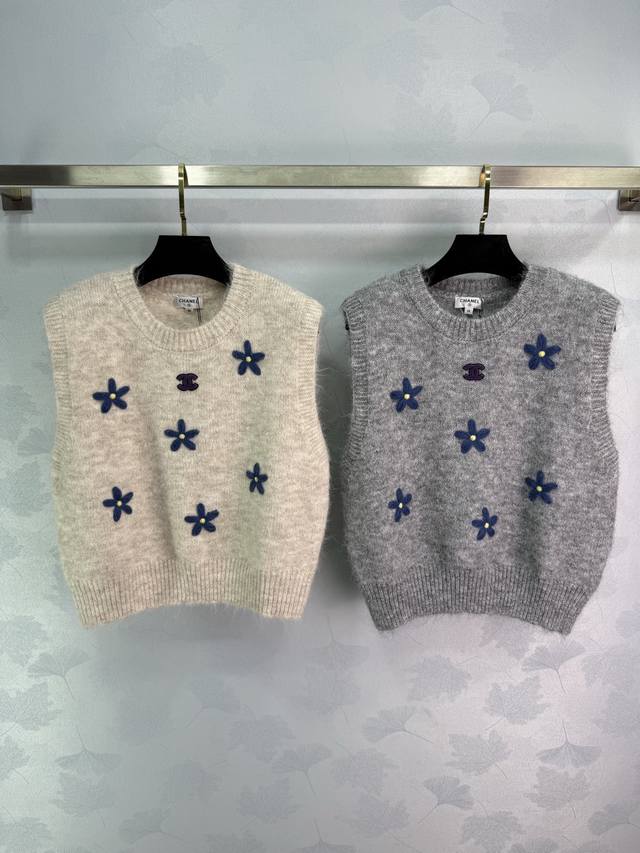 Ch*25 Autumn/Winter New Embroidered Floral Knitted Vest, made of soft knitted fa