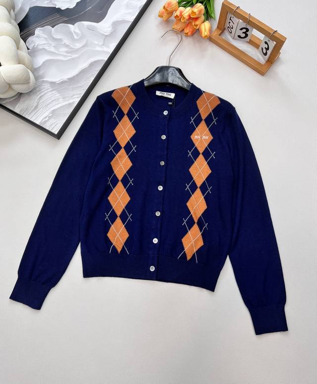 Miumiu 2025 New Diamond Pattern Letter Knit Cardigan. Made with custom yarn, thi