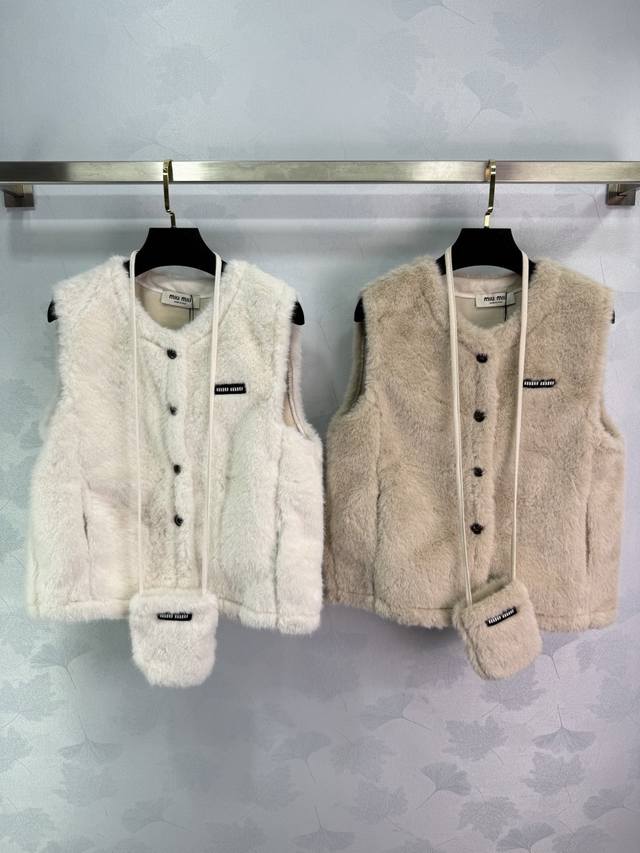 Miu*25 Autumn/Winter New Style Lambswool Vest. Made of soft, faux lambswool mate