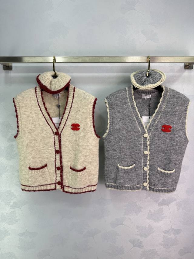 Ch*25 Early Autumn New Color-Blocked Knitted Vest. Made of soft material, solid