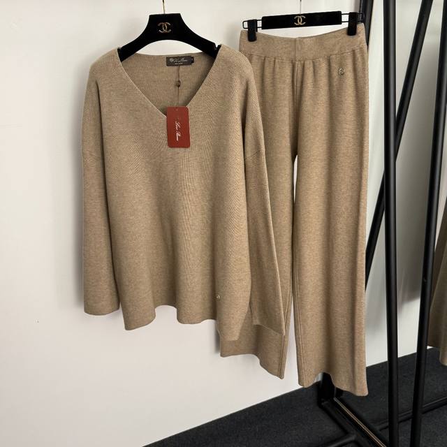 Style No. 20257417 Loro Piana*Lp New Set: Metallic Circle Decorated V-Neck Long