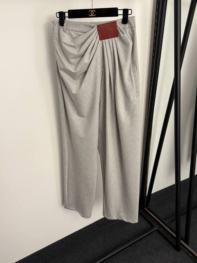 Style No. 20257426 Loew* New Leather Label Logo Pleated Waist-cinching Dress Tr