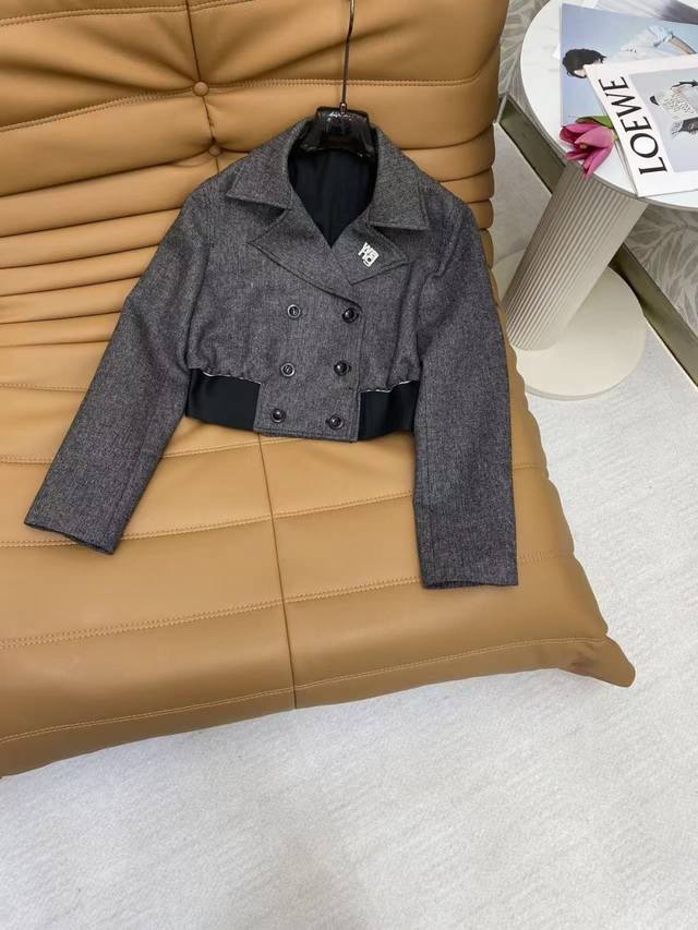 Av2026 Sp Short Wool Suit - This short wool suit features a crisp and warm wool