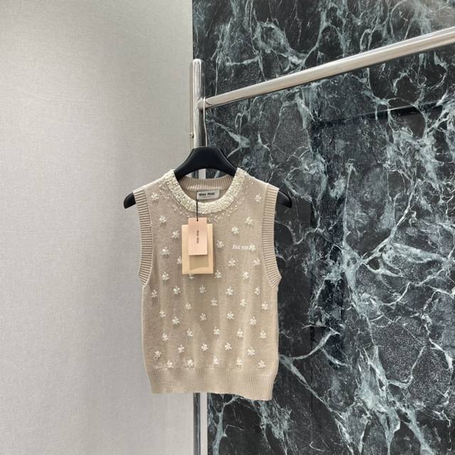 Miu 2025 Autumn/Winter New Beaded Floral Knit Vest. The main body is adorned wit