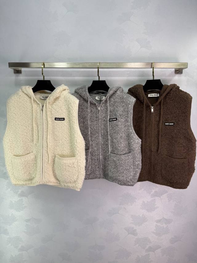 Miu*25 Autumn/Winter New Style Lambswool Hooded Vest - Soft Material, Super Warm