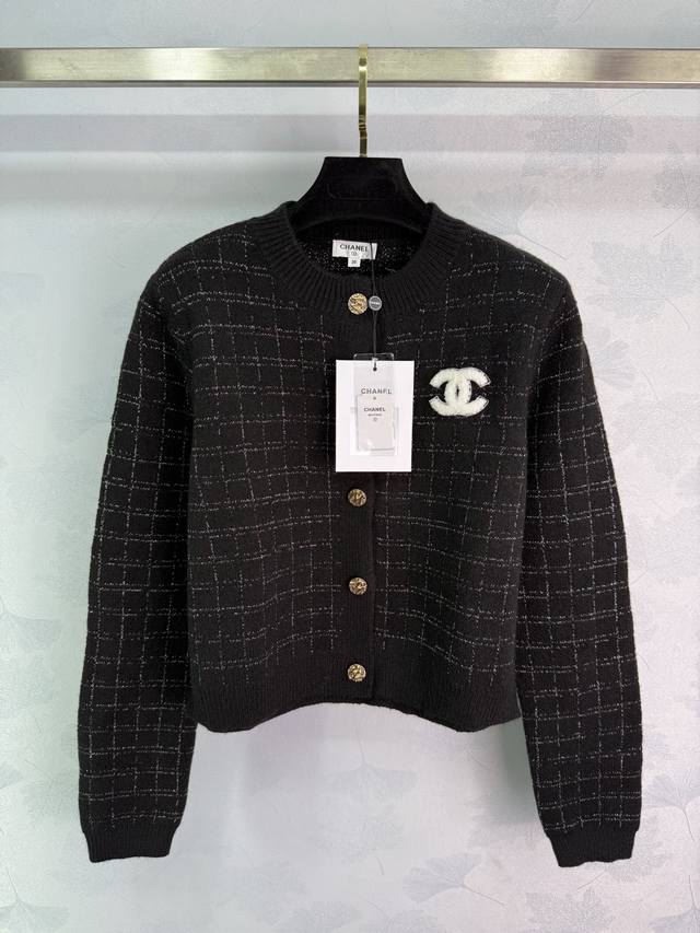 Ch*25 Autumn/Winter New Knitted Cardigan: Classic plaid pattern with gold button