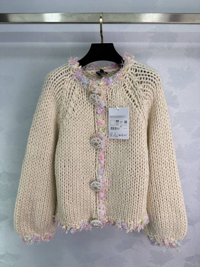 Ch*25 Autumn/Winter New Chunky Knit Crew Neck Cardigan, mainly off-white, paired