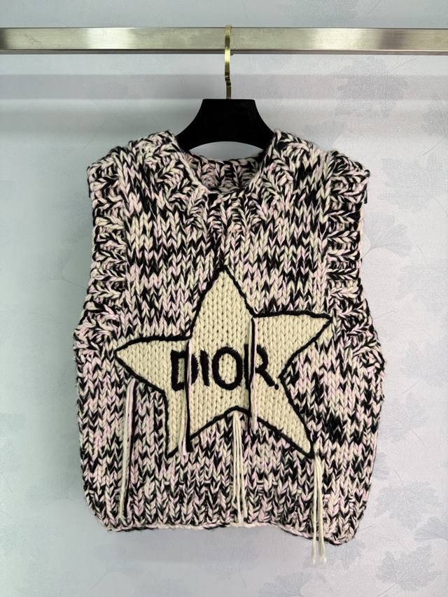Dio*25 Autumn/Winter New Star and Tassel Knitted Vest. Made of a wool blend, wit