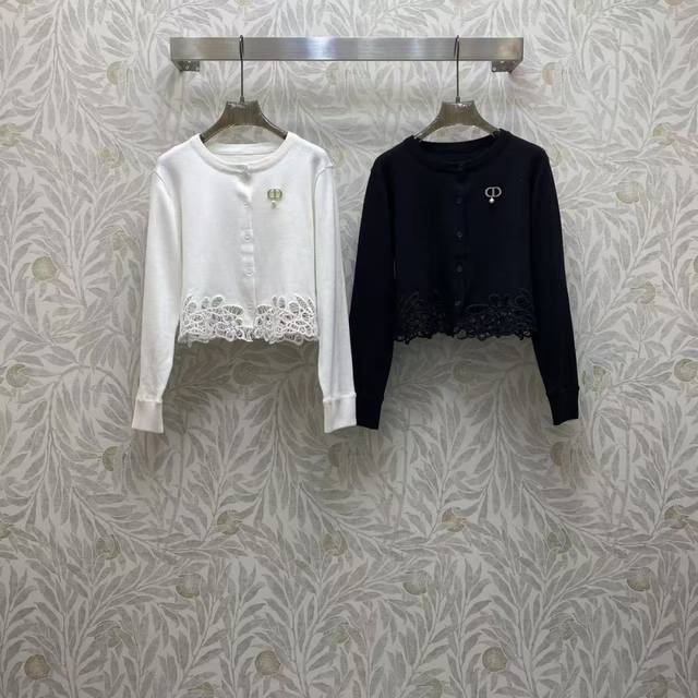 Di2026 Sp Wool and Cashmere Cardigan. A soft and warm wool and cashmere blend fa