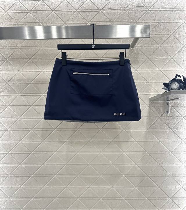 Miumi 2025 New Arrival Nylon Workwear Zipper Skirt The outer layer is made of wi