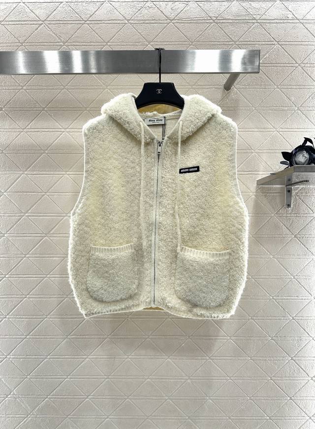Miumi 2025 New Arrival Zipper Knitted Vest Made with custom Yb wool yarn, crafte