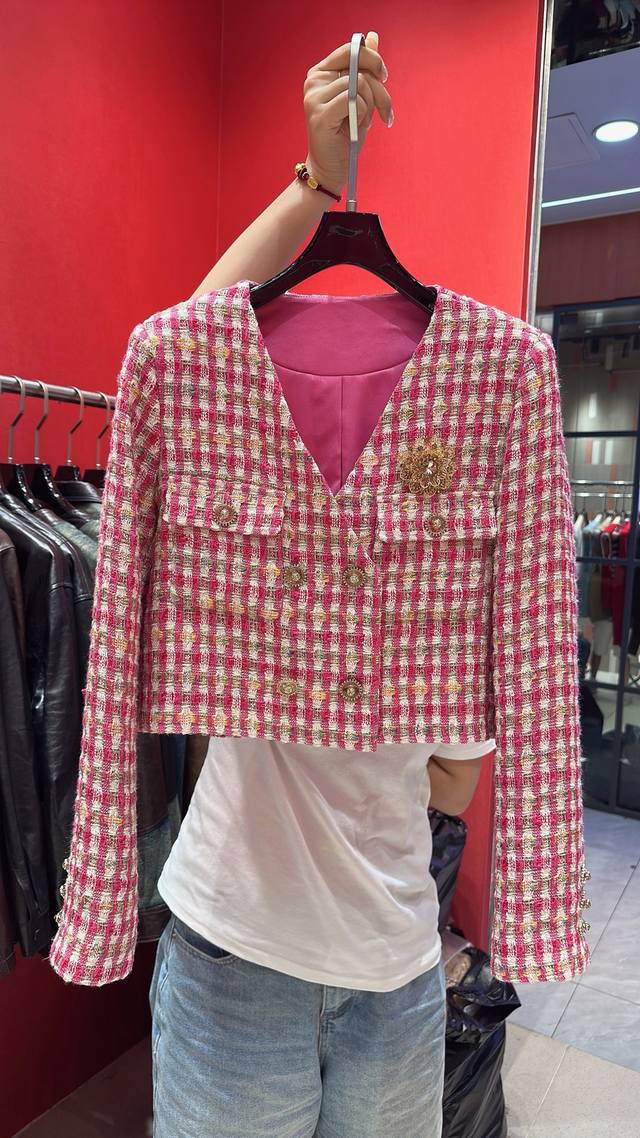 Chane* - A must-have for online influencers, this high-end custom-made gold thre