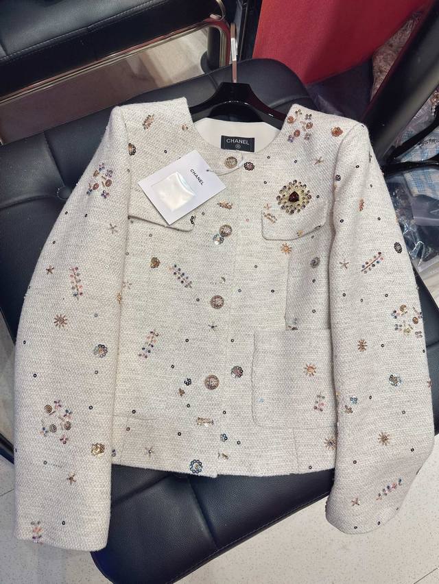 Chane* Heavy-duty beaded jacket, super slimming design, plus unique beading deta