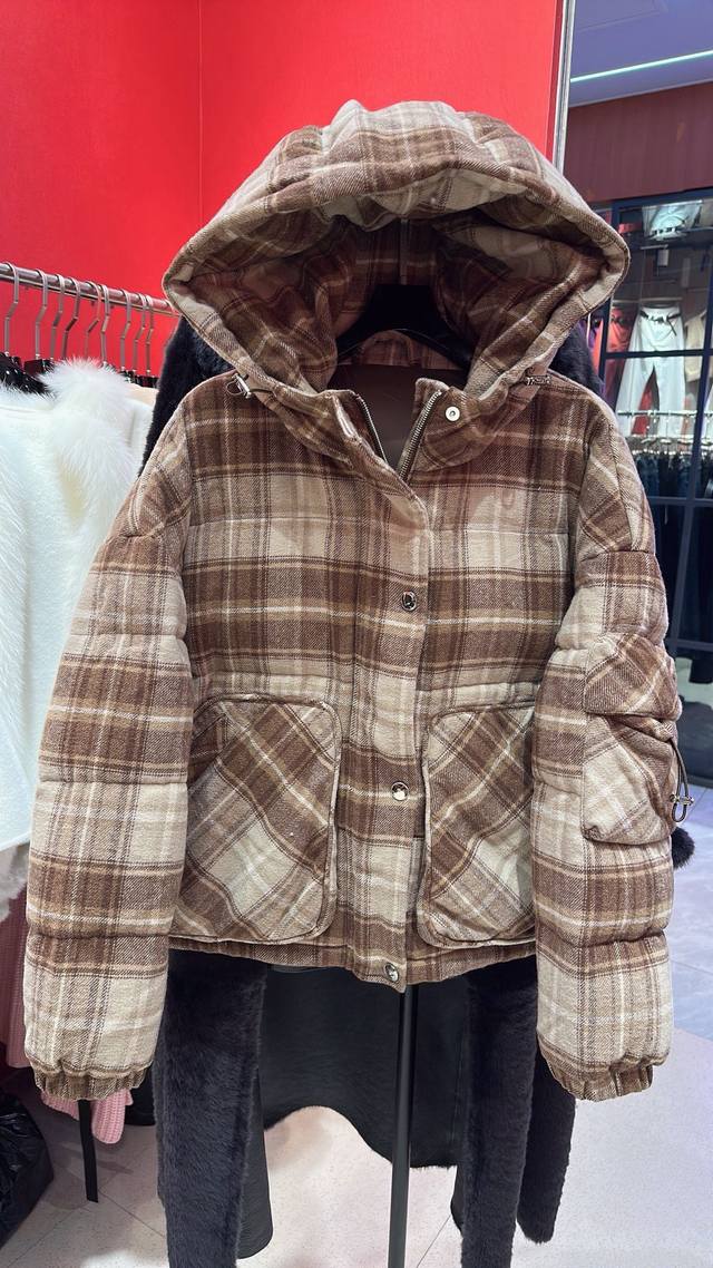 A stylish ski suit is here! Warm and comfortable. Sizes: S, Mp, Lp, XL, DDD