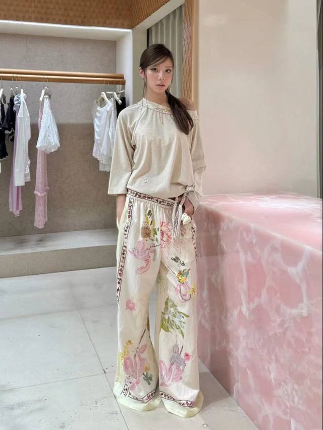 Mw 2025 Early Autumn New Knitted Off-the-Shoulder Top, with hand-knitted shoulde