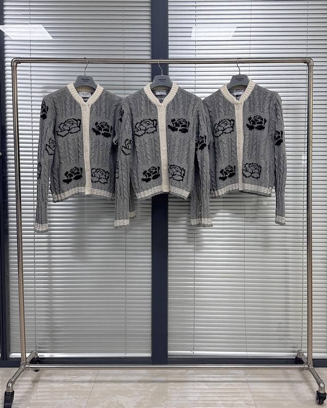 Cardigan 24Fw Women's Chunky Knit Rose Cardigan Made with a three-needle machin