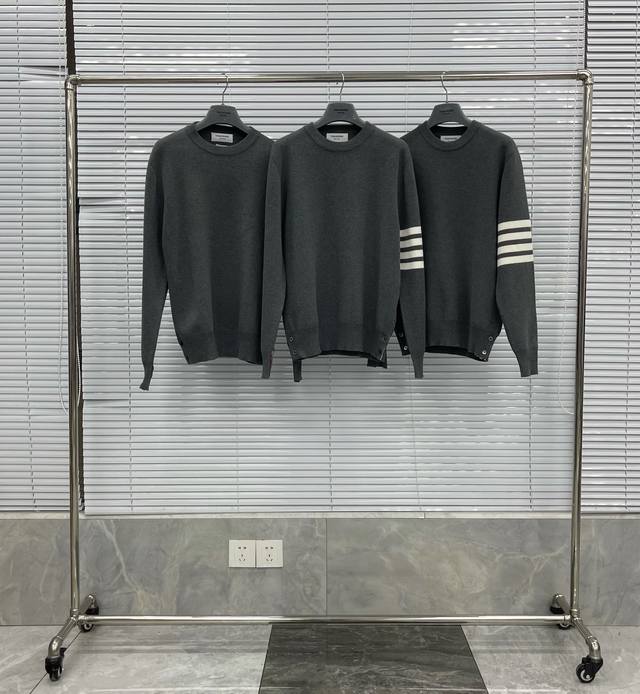 Classic Crew Neck 2-Button Knitted Crew Neck Sweater Original version, consiste