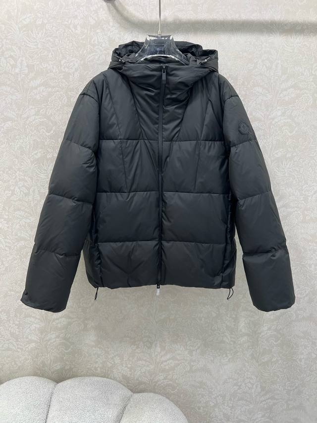 Moncle*25 Autumn/Winter New Arrival: Fusain Hooded Short Down Jacket. Unisex spo