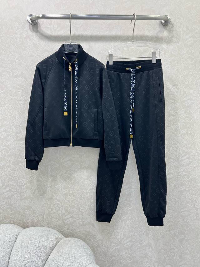 Louis Vuitt*N*25 New Casual Sportswear Set for Sale. This set includes a hooded