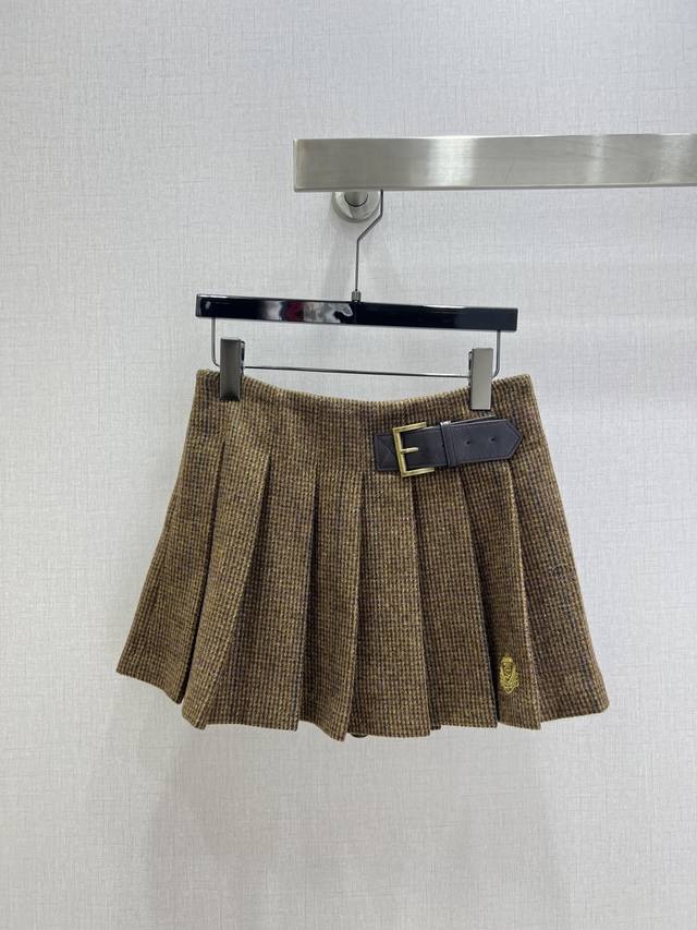Highly recommend Lp*2025 new pleated mini skirt. It easily flatters the figure,