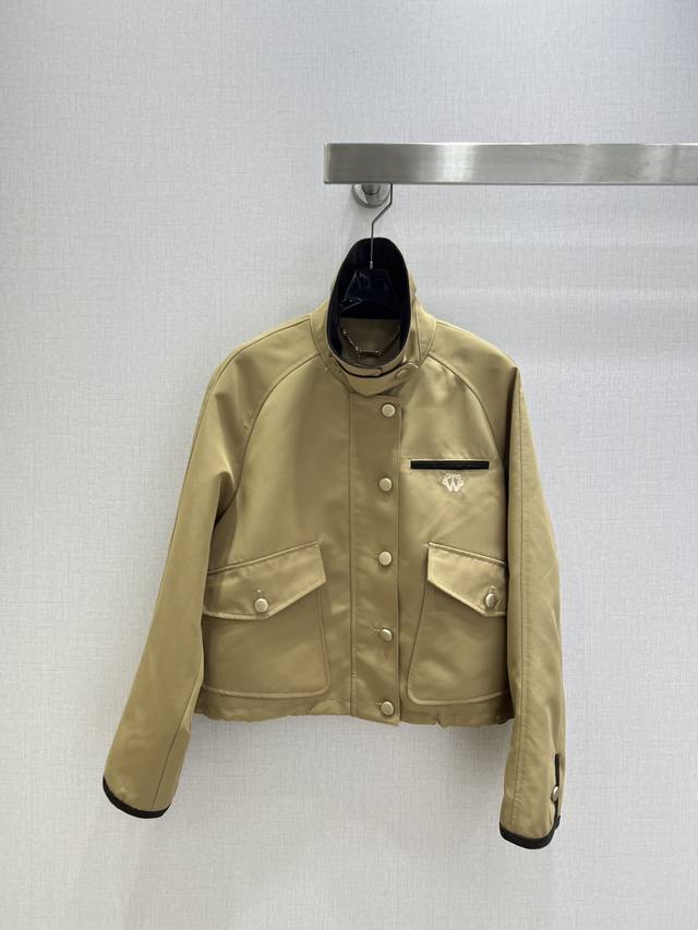 Highly recommend Lp*2025 new stand-up collar coat. It easily flatters the figur